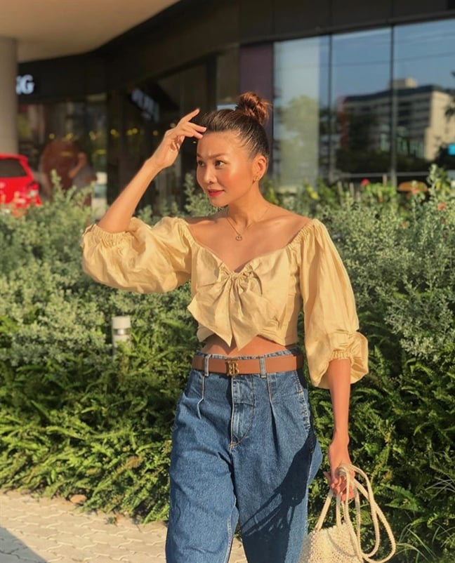 Thanh Hằng rất hay sử dụng kiểu búi củ tỏi này dù trong set đồ street style hay đi sự kiện. Nhìn cô trong Link Vào SHBET88 Mới Nhất này ai nghĩ siêu mẫu đã bước sang tuổi 36?