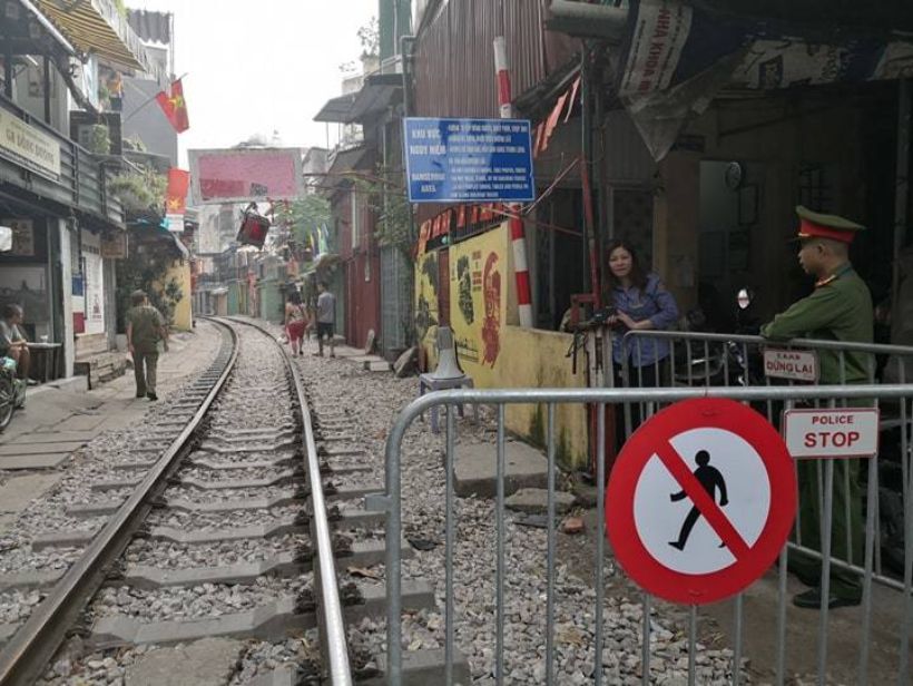 Lực lượng chức năng lập rào chắn, cấm khách du lịch qua lại.