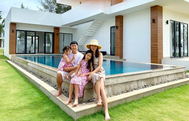 Hồ Hoài Anh - Lưu Hương Giang bên hai con gái.