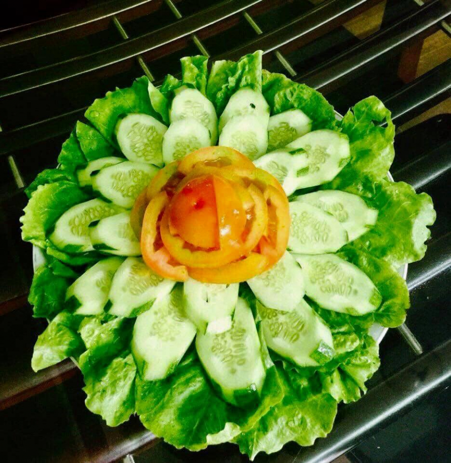 Rau sống, cà chua và dưa chuột.