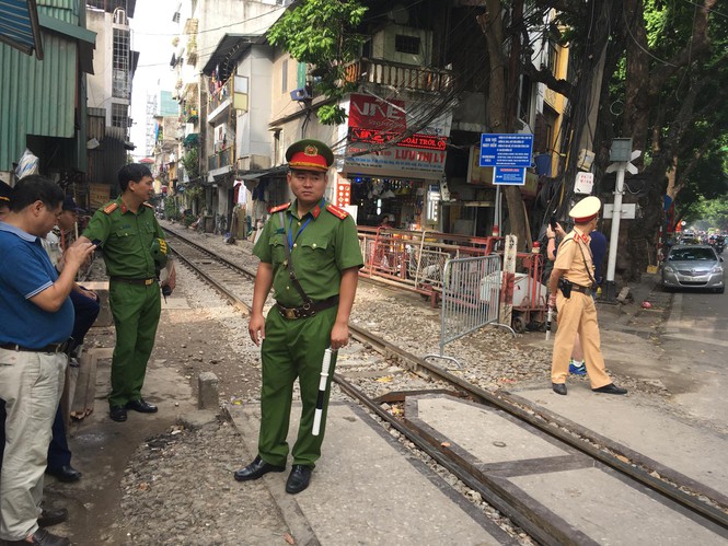 Lực lượng chức năng chặn các lối ra vào 