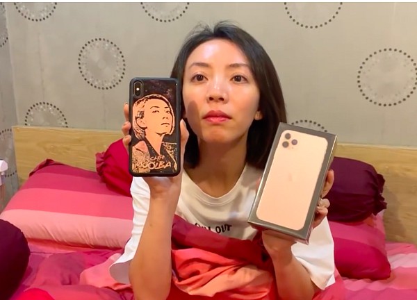 Thu Trang đang nghỉ ngơi tại phòng riêng thì được chồng làm điều bất ngờ đến mức cô không thể tin được và liên tục chất vấn vì nghĩ Tiến Luật đang đùa với mình.