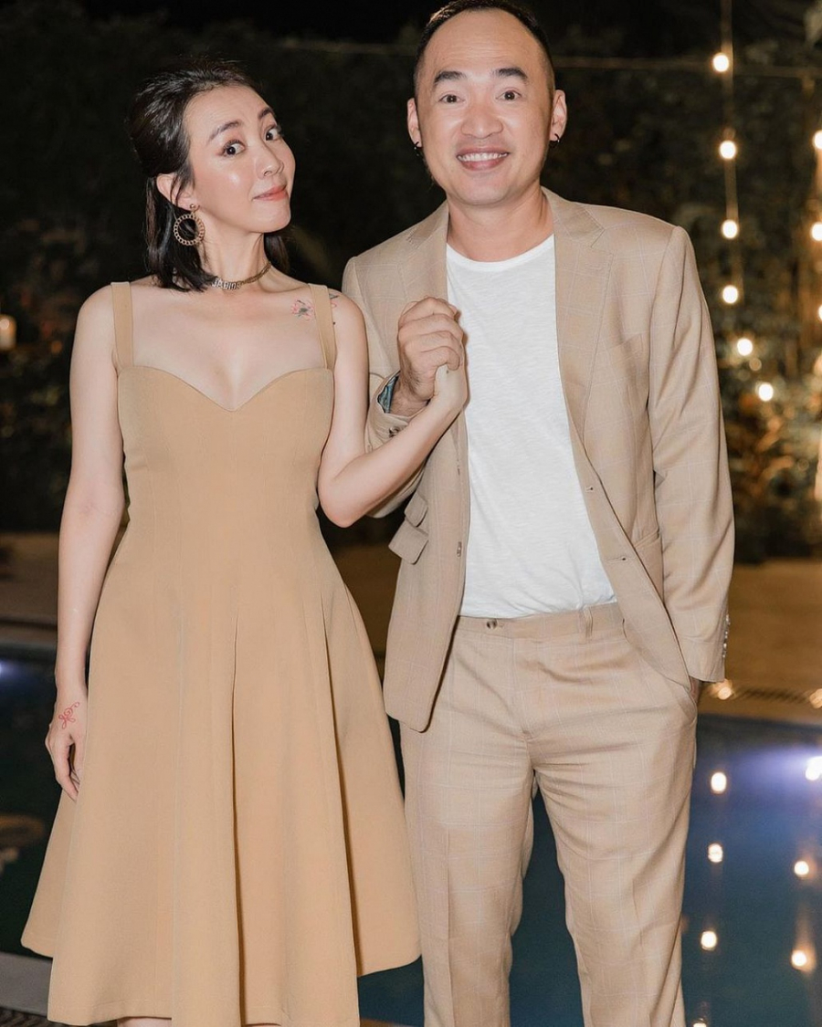 Thu Trang nhắn nhủ: “Happy birthday chồng. Em đi quay phim xa nhà, anh sắp xếp công việc theo em, lo lắng chỗ ăn, chỗ ở cho em. Em cảm động muốn rơi nước mắt, vì một tuần trôi qua mà anh vẫn muốn bên cạnh em chưa chịu về nhà. Và đêm qua khi em quay phim đến gần sáng, em phát hiện ra là hôm nay sinh nhật của anh. Trong đêm khuya làm việc luôn làm người ta minh mẫn, nên em phát hiện thêm một chuyện nữa là anh ở bên em cả tuần qua chủ yếu là chờ ngày này thôi. Hèn gì cả tuần nay anh cứ lãng vãn trước mặt em nói những điều vu vơ, như đồng hồ này đẹp không? Em thích cái nào hơn? Nhưng bây giờ thì em đã biết anh thích đồng hồ gì rồi và biết luôn ý đồ của anh. Vì sự nhiệt tình của anh với em trong tuần qua nên em sẽ có món quà dành cho anh. Nhưng dù sao đi nữa, em vẫn cám ơn anh đã đến bên em và luôn nắm chặt tay em”.