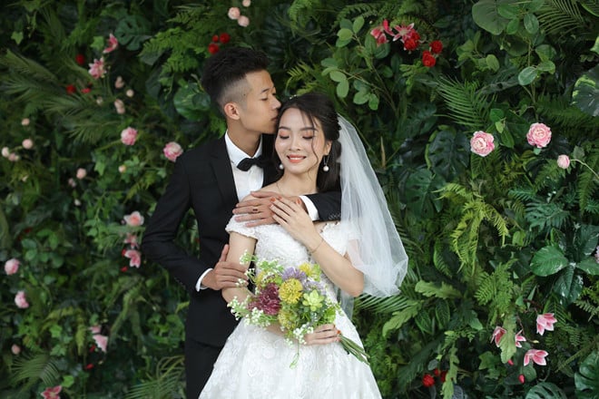 Cặp đôi chụp ảnh cưới.