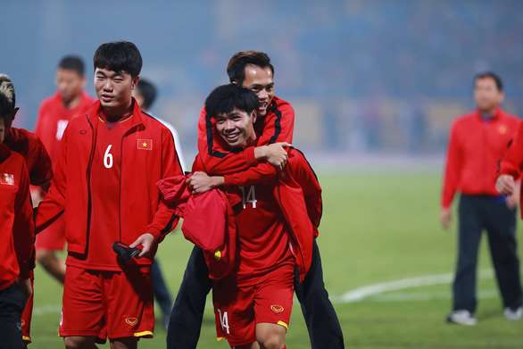 Công Phượng cõng Văn Toàn ra xe