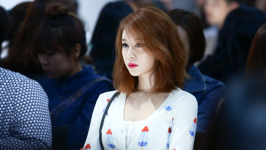 Bức ảnh này Jiyeon giống như một nữ minh tinh màn bạc đầy sang chảnh và quyền lực