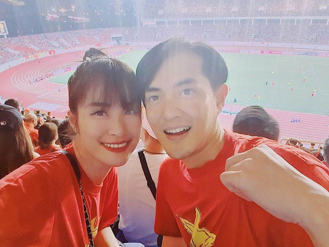 Đông Nhi - Ông Cao Thắng hòa vào dòng người đến cổ vũ cho tuyển Việt Nam.    