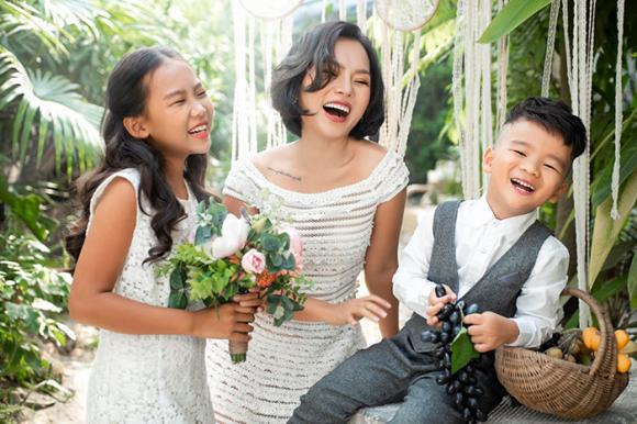 Thái Thùy Linh và 2 con Thái An - Thái Minh.