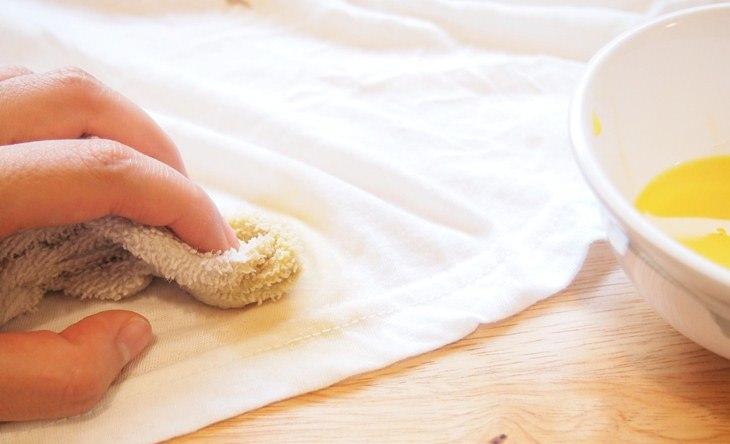 Dùng lòng trắng trứng tẩy sạch vết bẩn