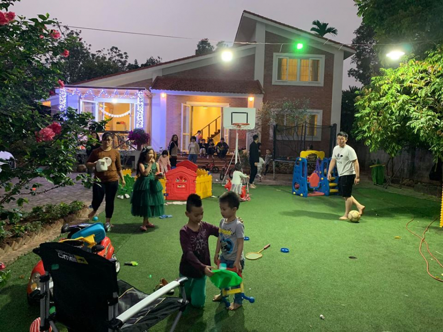 Căn nhà rộng rãi, có sân chơi cho trẻ em.