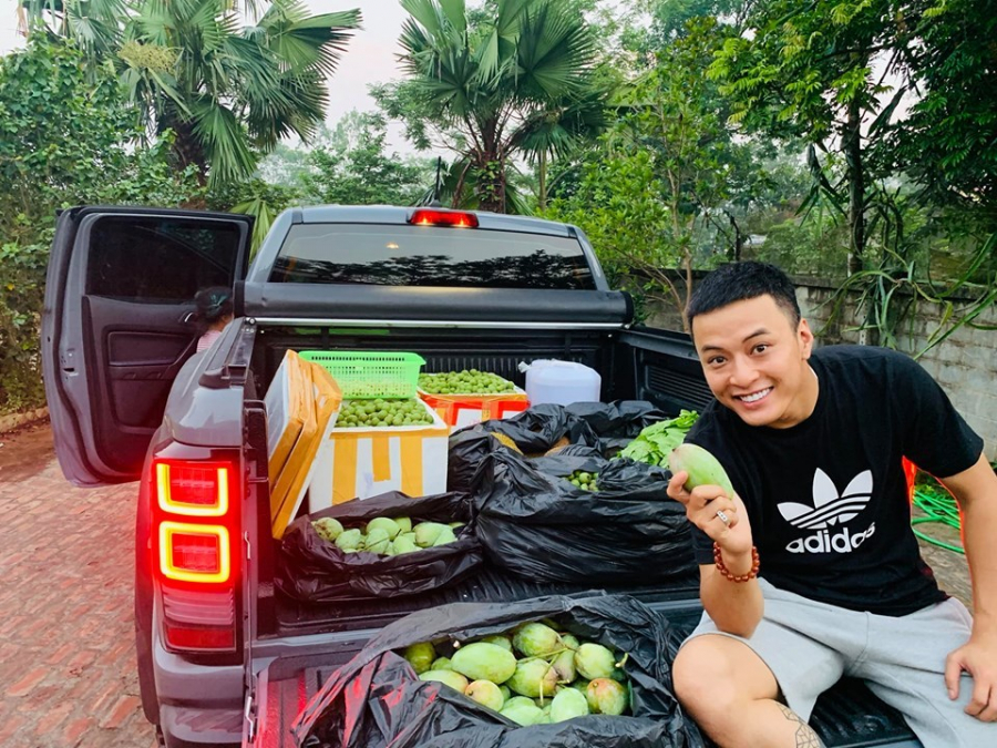 Gia đình anh thường về khu biệt thự này để nghỉ dưỡng và tự tay thu hoạch những rau quả sạch để làm nguyên liệu bữa ăn ngon cho Shbet111 slot, casino, thể thao, xổ số.