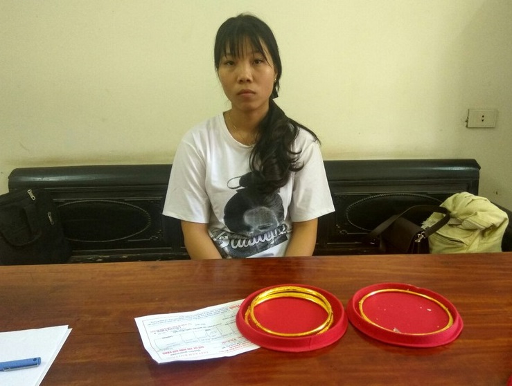 Đối tượng Lưu Thị Kim Anh cùng số vàng đã trộm của cô dâu.