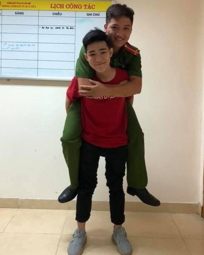Thiếu niên 17 tuổi đến cảm ơn và cõng ân nhân của mình. Ảnh: Phạm Thắng, NVCC.