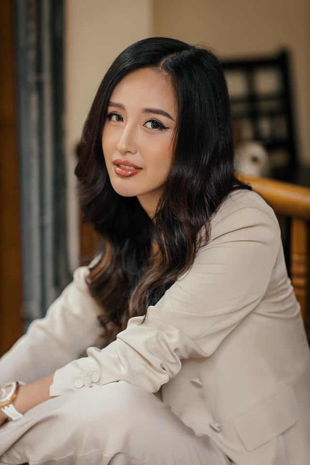 Mới đây trên trang cá nhân, Mai Phương Thúy đã đăng tải hình ảnh đầy lạ lẫm với tông cam lạ mắt phối cùng bộ vest cá tính. Chia sẻ hình ảnh, Mai Phương Thúy thừa nhận: 