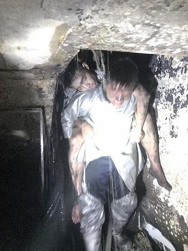 Chiến sĩ Vũ Ngọc Hoàng đưa nạn nhân ra khỏi đám cháy.