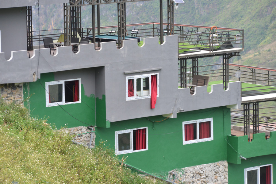 Mặc đề nghị dỡ bỏ của Sở Xây dựng tỉnh Hà Giang, công trình này bất ngờ được sơn màu xanh. Ảnh: VŨ TUẤN