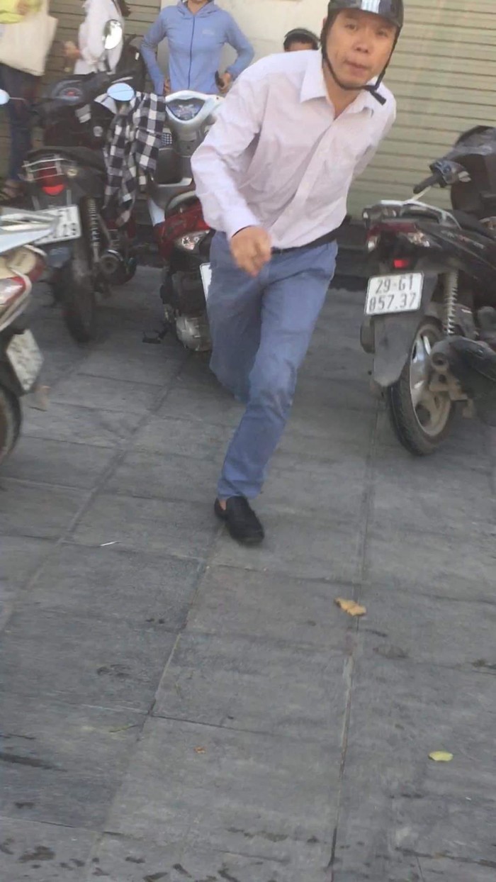 Người đàn ông hành hung người phụ nữ ở cây ATM.