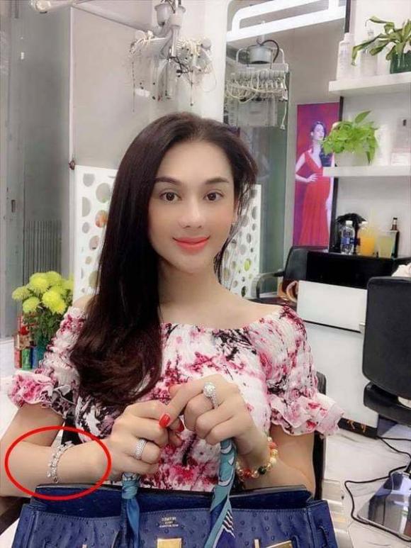 Mới đây nhất trên trang cá nhân, Lâm Khánh Chi gây hoang mang khi chho biết cô mới mất món quà giá trị trong đêm dự thi Đại sứ nhân ái 2019. Đồng thời, người đẹp chuyển giới cũng cho biết thêm: 