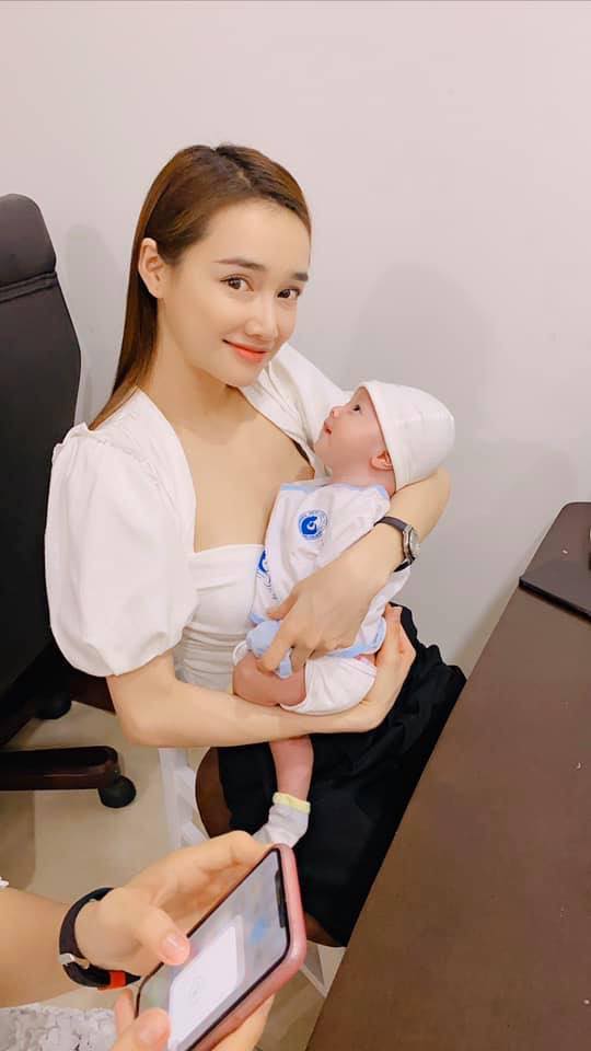 Nữ diễn viên diện Shbet999 com đăng nhập đơn giản, trẻ trung nhưng vẫn thu hút mọi sự chú ý vì nhan sắc mặn mà.