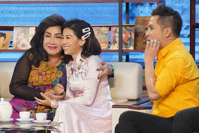 Mới đây, đợt ghi hình thứ hai cho Hồi ký 60 năm ca hát của NSND Lệ Thủy vừa diễn ra tại TP.HCM. Trong lần ghi hình đợt này, hình ảnh nữ diễn viên Mai Phương gây chú ý nhiều đến cộng đồng mạng. Tại đây, Mai Phương lựa chọn xuất hiện trong tà áo dài truyền thống, nữ diễn viên trang điểm tươi tắn và nở nụ cười rạng rỡ với mọi người. Với hình ảnh rạng ngời này, Mai Phương khiến cộng đồng mạng yên tâm hơn cho sức khỏe của mình.    