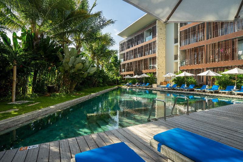 Bể bơi bên trong resort.