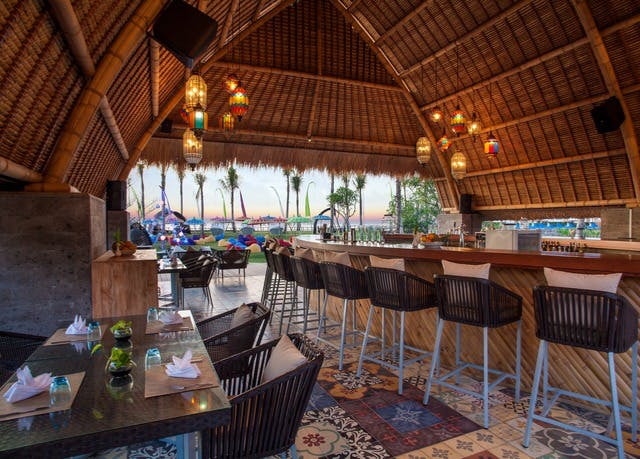 Beachclub bên trong resort.