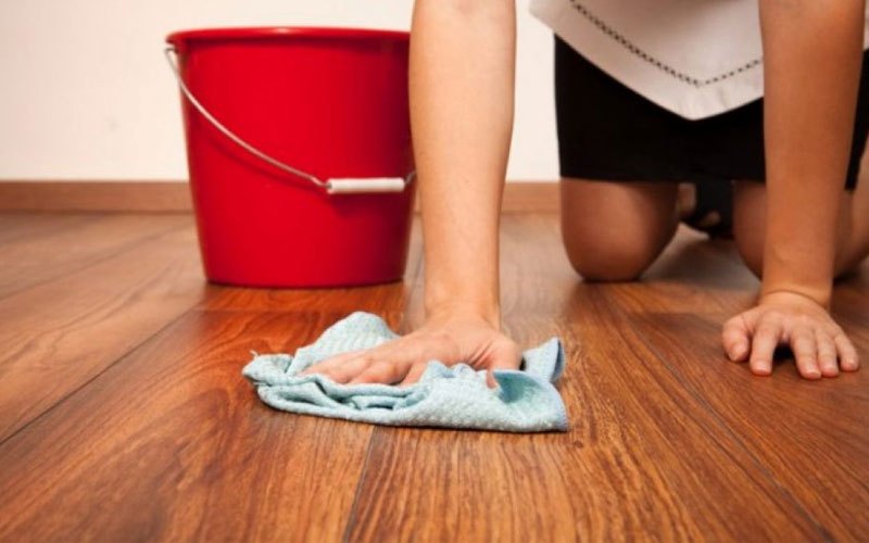 Cúi lau nhà ảnh hưởng sức khỏe