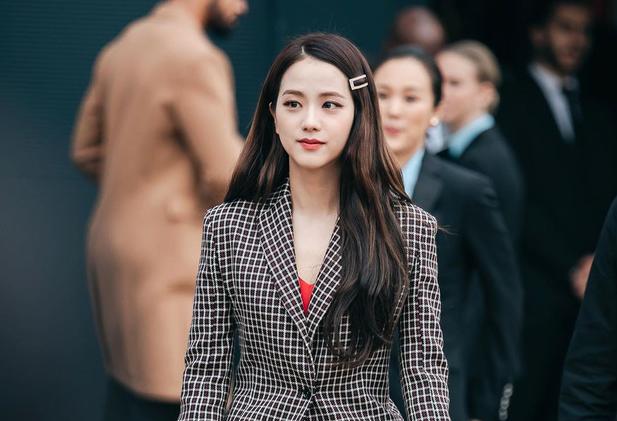 Jisoo thanh thoát sang trọng với màu tóc nâu sáng