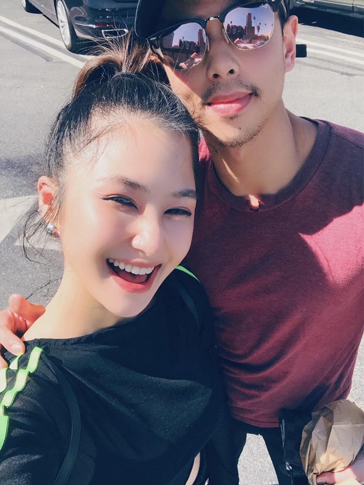 Hương Tràm đăng ảnh bên một chàng trai và chia sẻ mình đã có nếp nhăn đầu tiên ở đuôi mắt.