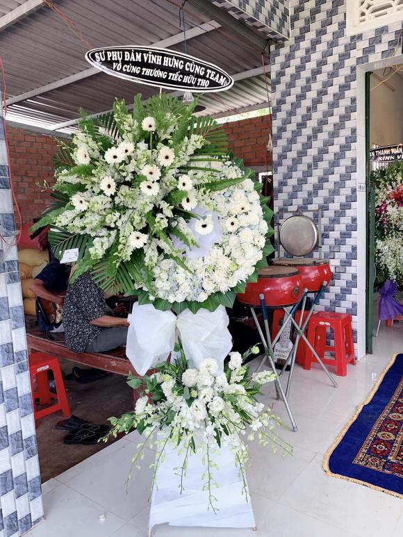 Đàm Vĩnh Hưng gửi vòng hoa thương tiếc trước sự ra đi của học trò vì căn bệnh phổi quái ác.  