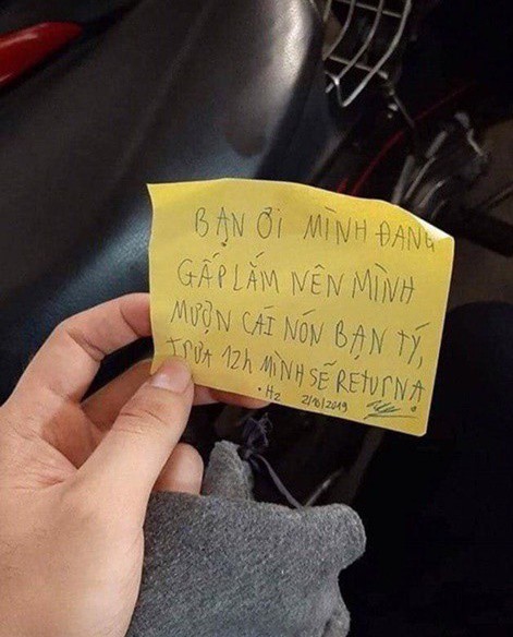 Tờ giấy mà người lấy chiếc mũ đi đã để lại.