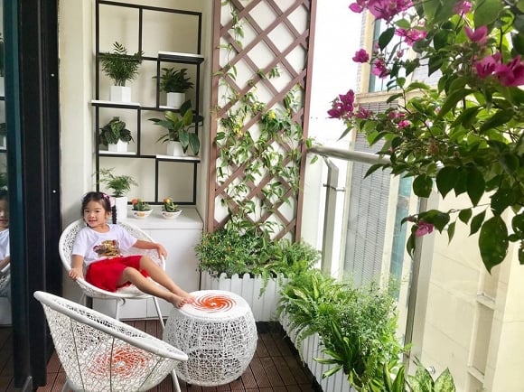 Khu ban công tràn ngập hoa