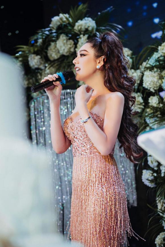 Mới đây nhất trên trang cá nhân của mình, Lâm Khánh Chi đã thông báo đến người hâm mộ việc tìm lại được chiếc vòng tay đắt tiền. Cụ thể, Lâm Khánh Chi cho biết: 