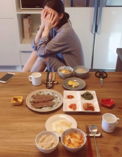 Sulli khoe với mọi người bữa cơm mà IU nấu cho cô