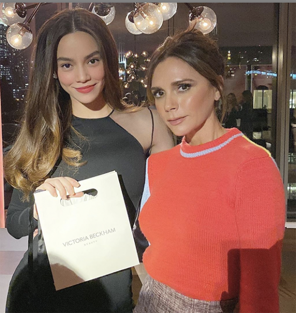 Hà Hồ hội ngộ cùng Victoria Beckham, hai mĩ nhân đọ sắc trong một khung ảnh.