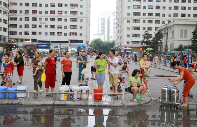 Người dân xếp hàng chờ lấy nước sạch miễn phí.
