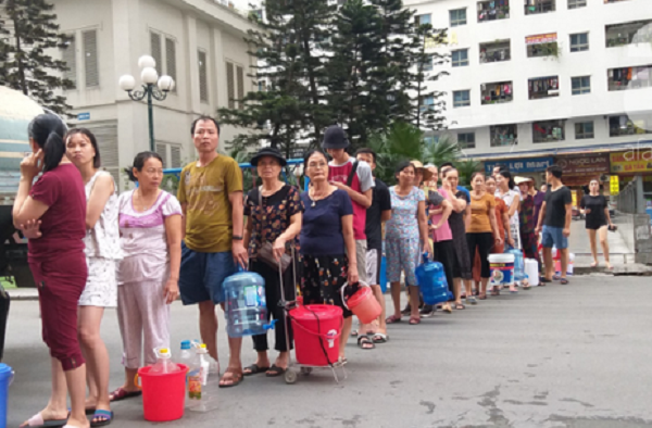 Người dân xếp hàng chờ lấy nước sạch.
