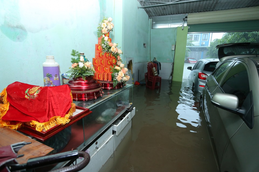 Sính lễ đã chuẩn bị xong mà mưa ngập khiến ô tô không thể di chuyển được.