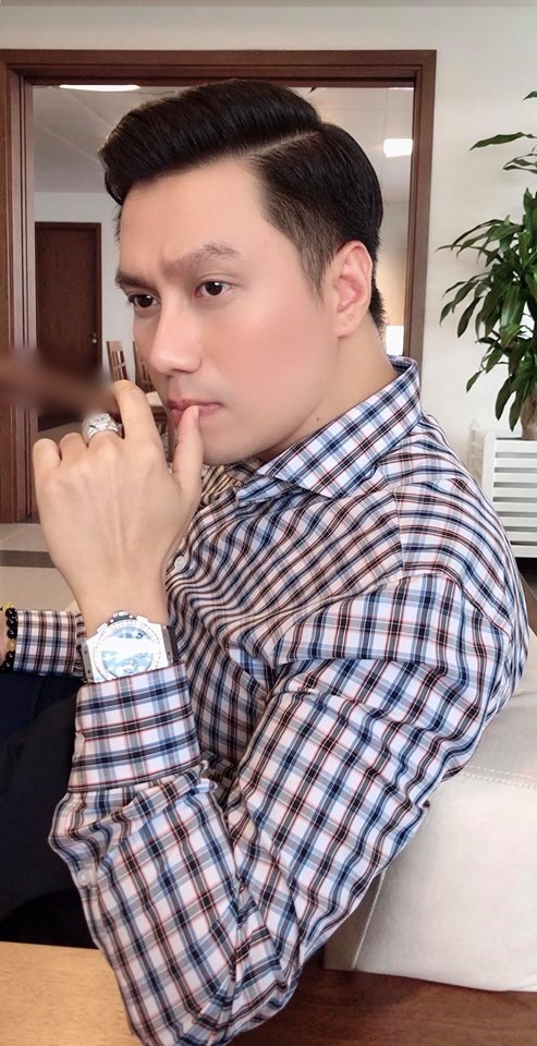 Thay vì gương mặt đơ, gượng gạo thường xuyên bị phàn nàn thì Việt Anh giờ đã lấy lại vẻ nam tính và điển trai hơn rất nhiều.