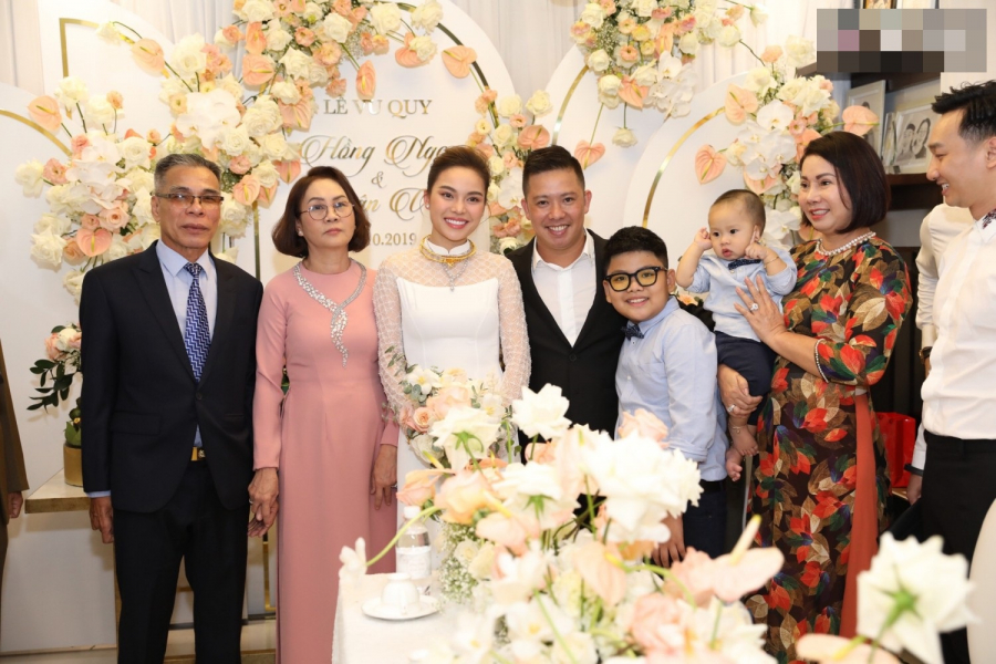 Một năm sau khi chào đón con trai đầu lòng, Giang Hồng Ngọc đã thoải mái hơn trong việc chia sẻ về tình cảm của bản thân. Được biết sáng ngày 17/10, đám hỏi của Giang Hồng Ngọc và ông xã chính thức được tổ chức tại nhà riêng. Sau tất cả những mâu thuẫn, những chuyện buồn vui, cả hai đều nhận ra tình cảm sau đậm dành cho nhau.