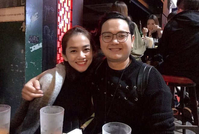 Minh Hải và Châu Diệu Minh quyết định về chung nhà sau 6 năm bên nhau. Cũng giống bao chuyện tình khác, cặp đôi từng có lúc hợp tan và không thiếu những khoảnh khắc ngọt ngào.