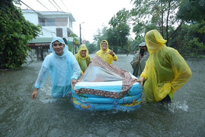 Sính lễ được để vào phao bơi để mang sang nhà gái.