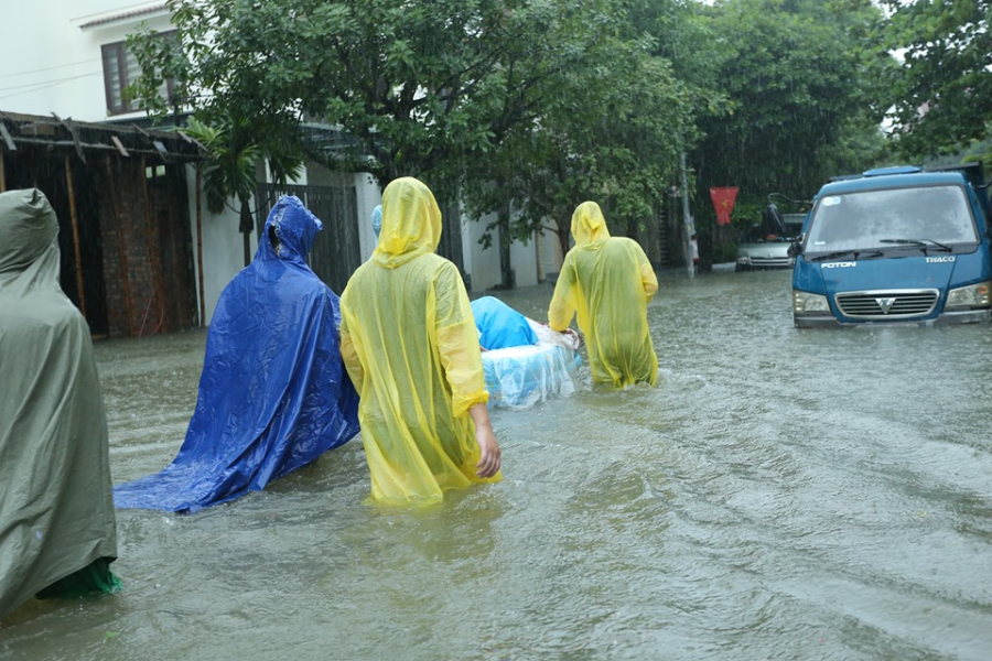 Nhà trai đành lội mưa sang nhà gái.