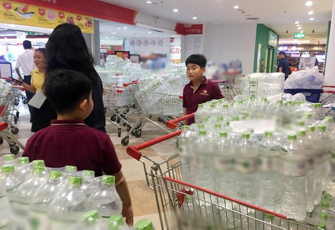 Người dân Hà Nội đổ xô đi mua các loại nước khoáng, nước tinh khiết để uống và nấu ăn.