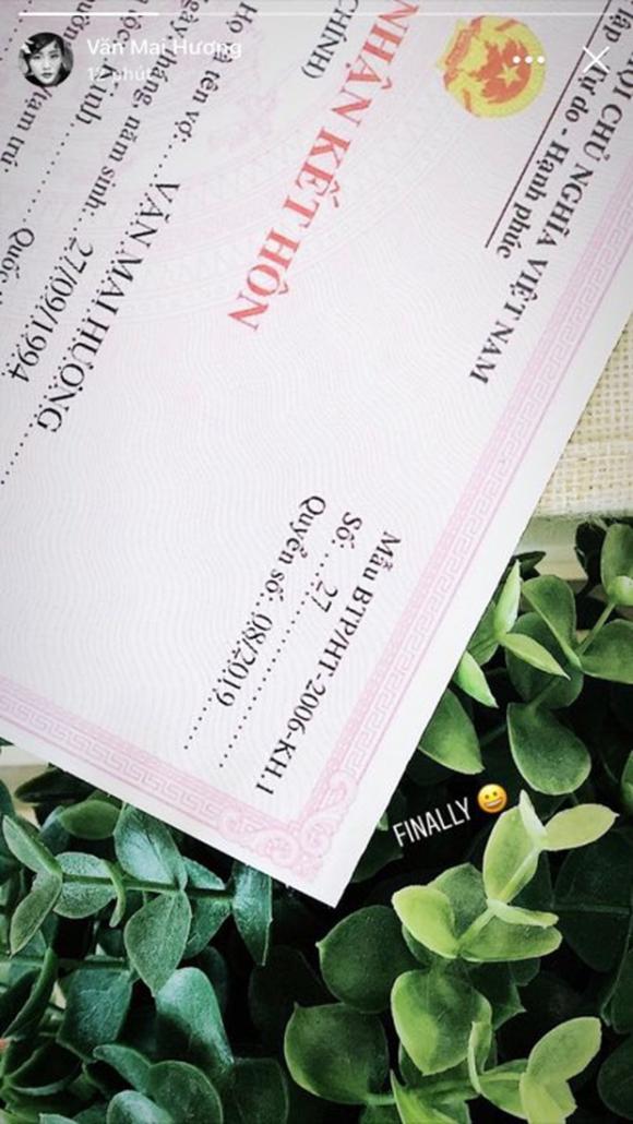 Nữ ca sĩ bất ngờ đăng ảnh giấy chứng nhận kết hôn.    