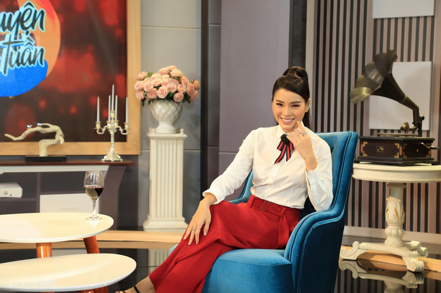 phuong-trinh-jolie-tu-choi-di-an-toi-gia-20000-do-voi-dai-gia-vi-so-bi-goi-la-gai-nganh-2889f5