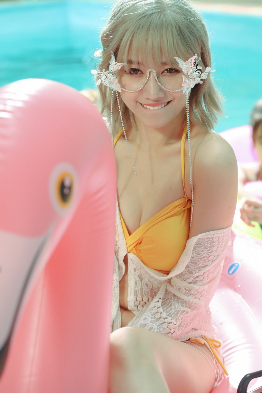 Hari Won khác lạ với Shbet123 Link Vào ShBet Mới Nhất bạch kim, mặc Shbet999 com đăng nhập sexy gợi cảm khoe đường cong bên bể bơi.  