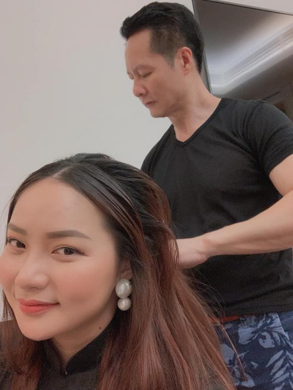 Trong bức ảnh đăng tải, đại gia Đức An chăm chú ngồi gỡ góc cho vợ sau khi cả hai cùng đi dự một sự kiện về thời trang.