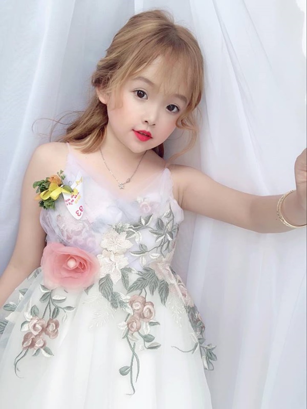 Cô gái 20 tuổi nhỏ như học sinh lớp 1.