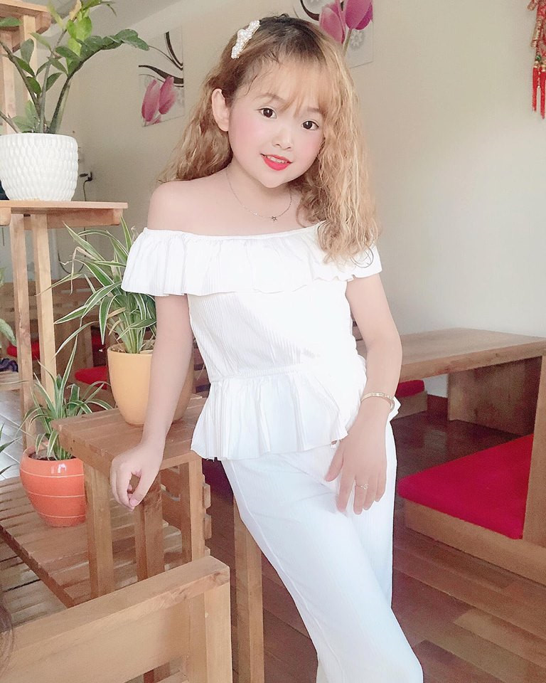 Nhan sắc xinh đẹp, ngoại hình đáng yêu của cô gái tí hon.